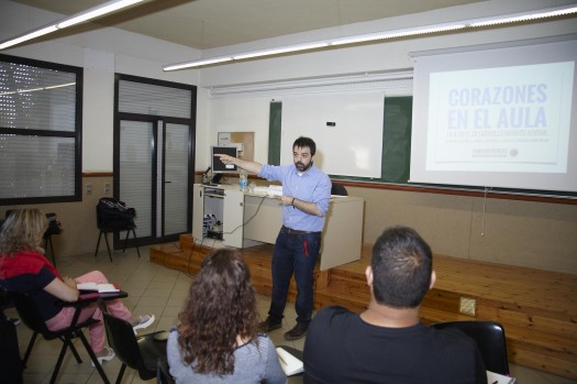 Andreu Gatuellas en su taller: Corazones en el Aula