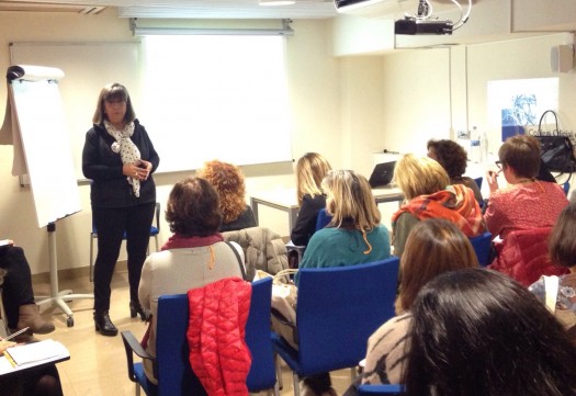 Herminia Gomà presentando la herramienta Rueda Virtuosa
